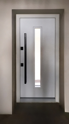Дверь с узким стеклом